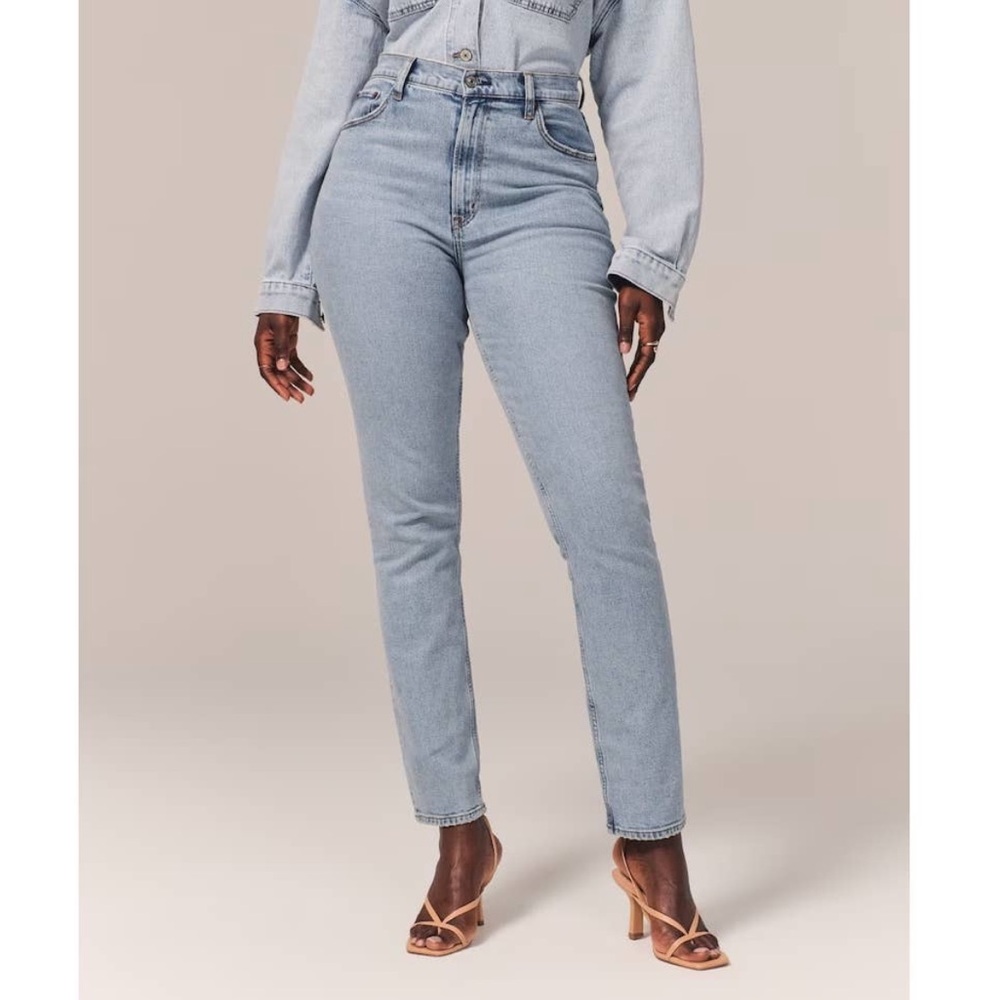 Abercrombie & Fitch Curve Love 90s Ultra High Rise Slim Straight Jean